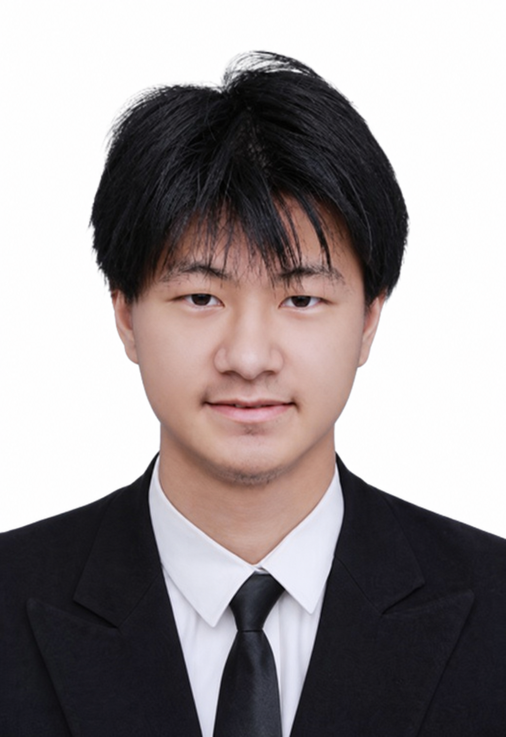 何俊楠身穿黑色西装和白色衬衫的半身证件照